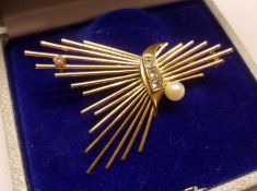 A mid/late 20th Century high grade yellow metal Brooch of stylised wheatsheaf form, featuring a