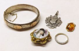 A packet of assorted Jewellery, including hallmarked 9ct Gold Framed Amber Pendant in Art Nouveau