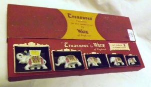 A Boxed Set of Wade Treasures, Set No 1 Elephant Chain (one elephant A/F)