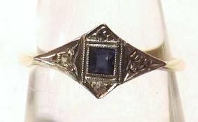 An early/mid-20th Century hallmarked 18ct Gold Ring in Art Deco taste, featuring a centre small