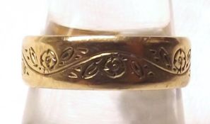 A hallmarked 9ct Gold Engraved Wedding Ring, weighing approximately 3 gm