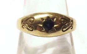A hallmarked 18ct Gold Ring, set with a centre Mid-Blue Sapphire within an engraved surround