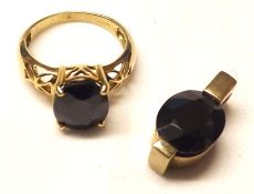 A modern hallmarked 9ct Gold Ring with pierced shoulders and featuring a large dark oval stone, 11mm