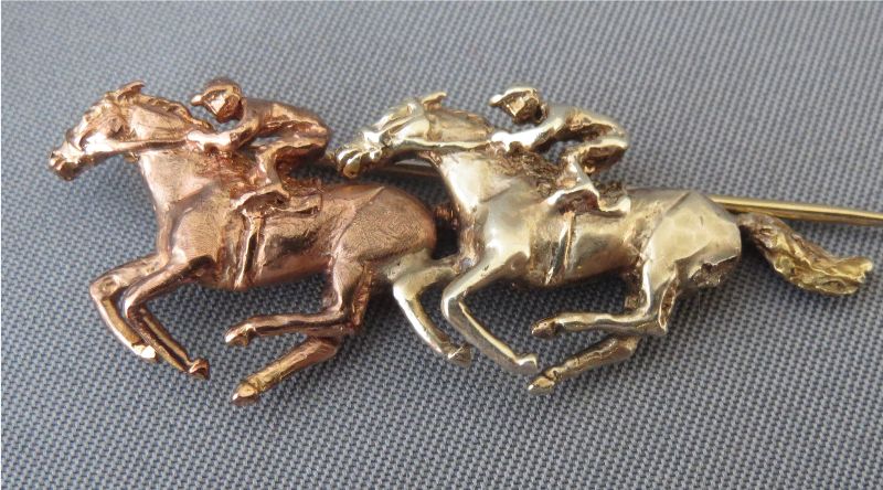 9 ct gold & white gold brooch of  race horses and jockeys 6.3g