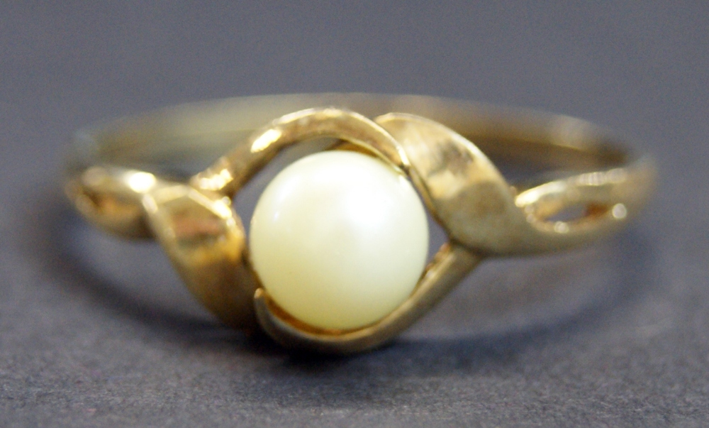 Central pearl-set 9ct gold ring