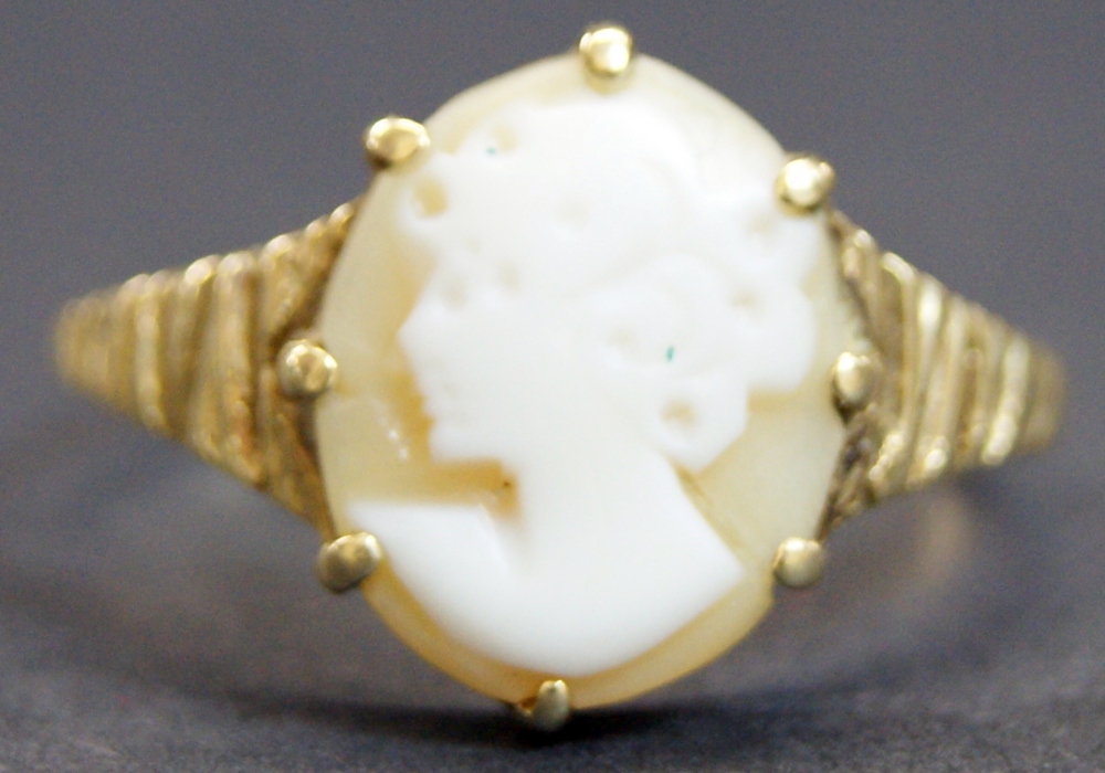 9ct gold cameo-set ring