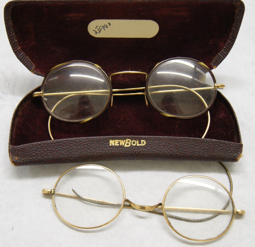 Pair of early 20th Century gentleman's tortoise shell style rimmed spectacles, with 9ct yellow