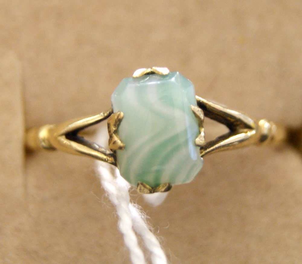 9ct gold ring set with a single green aventurine. Approximate size R. Total approximate weight 2g.