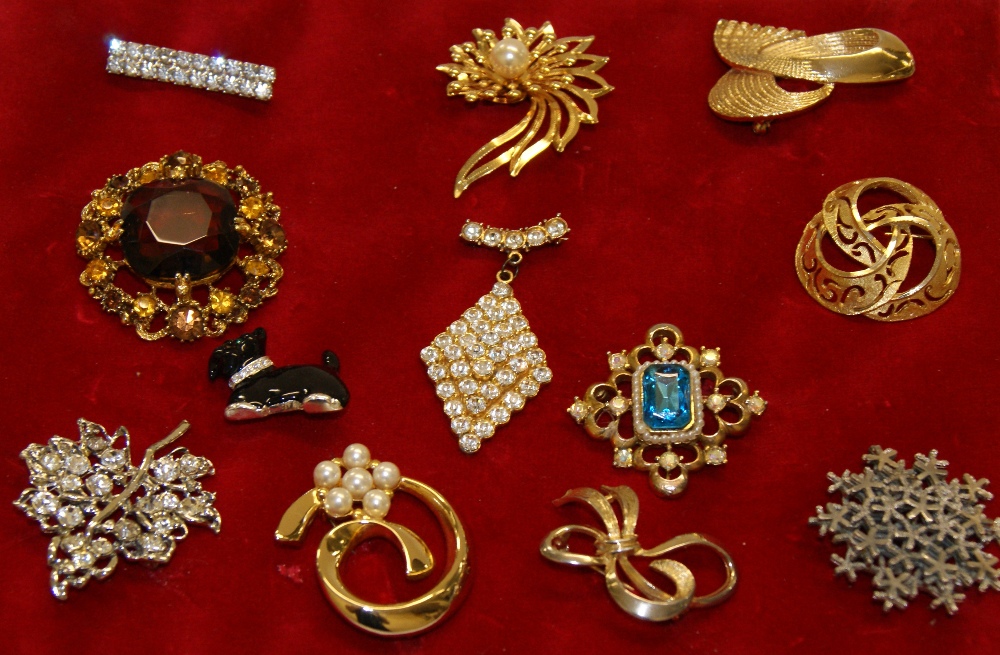 Quantity of vintage brooches