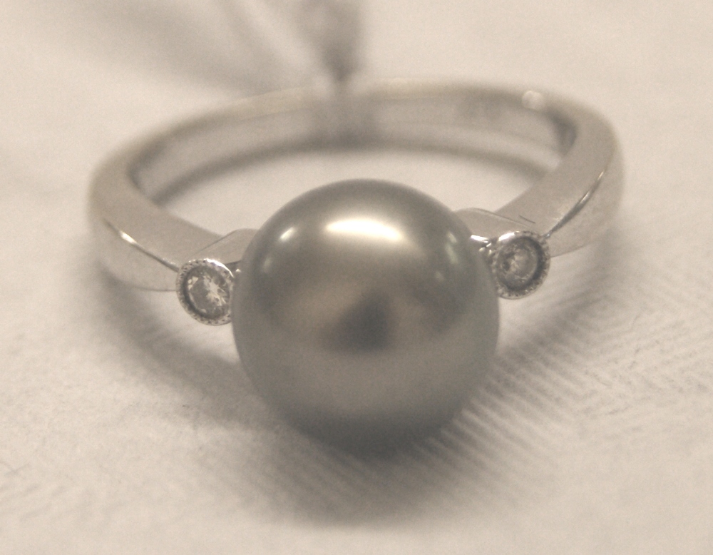 18ct white gold, hematite and diamond ring