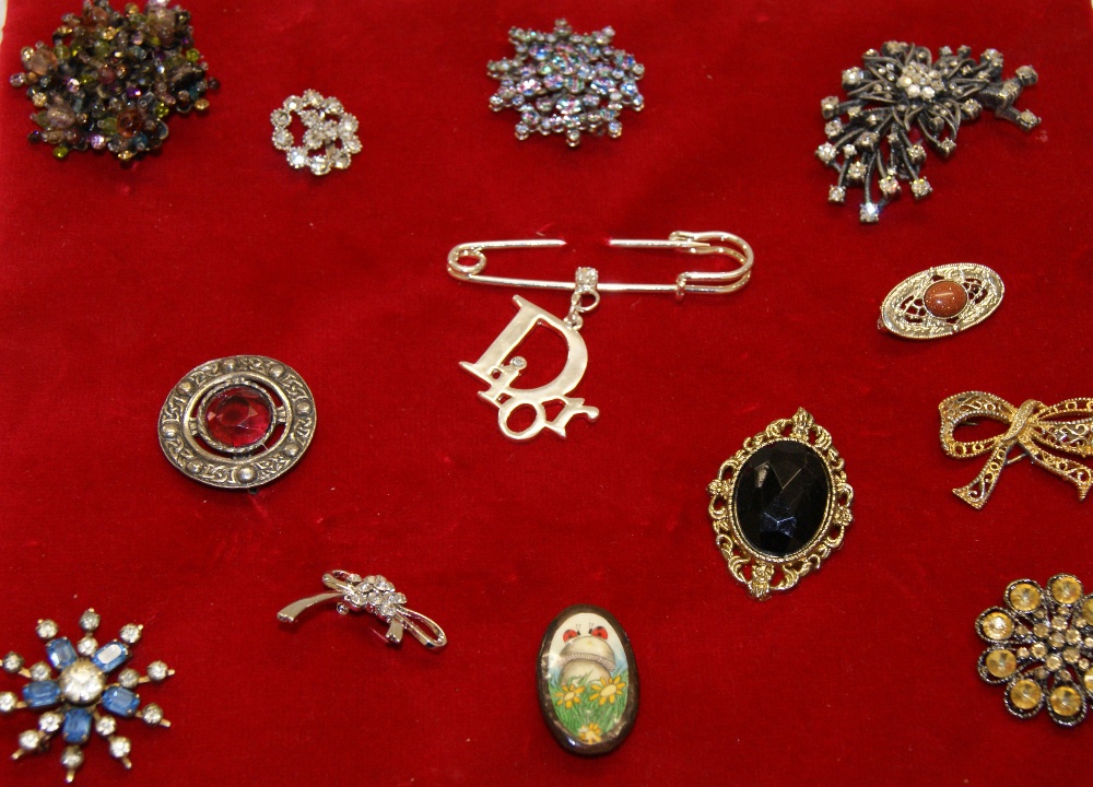 Quantity of vintage brooches