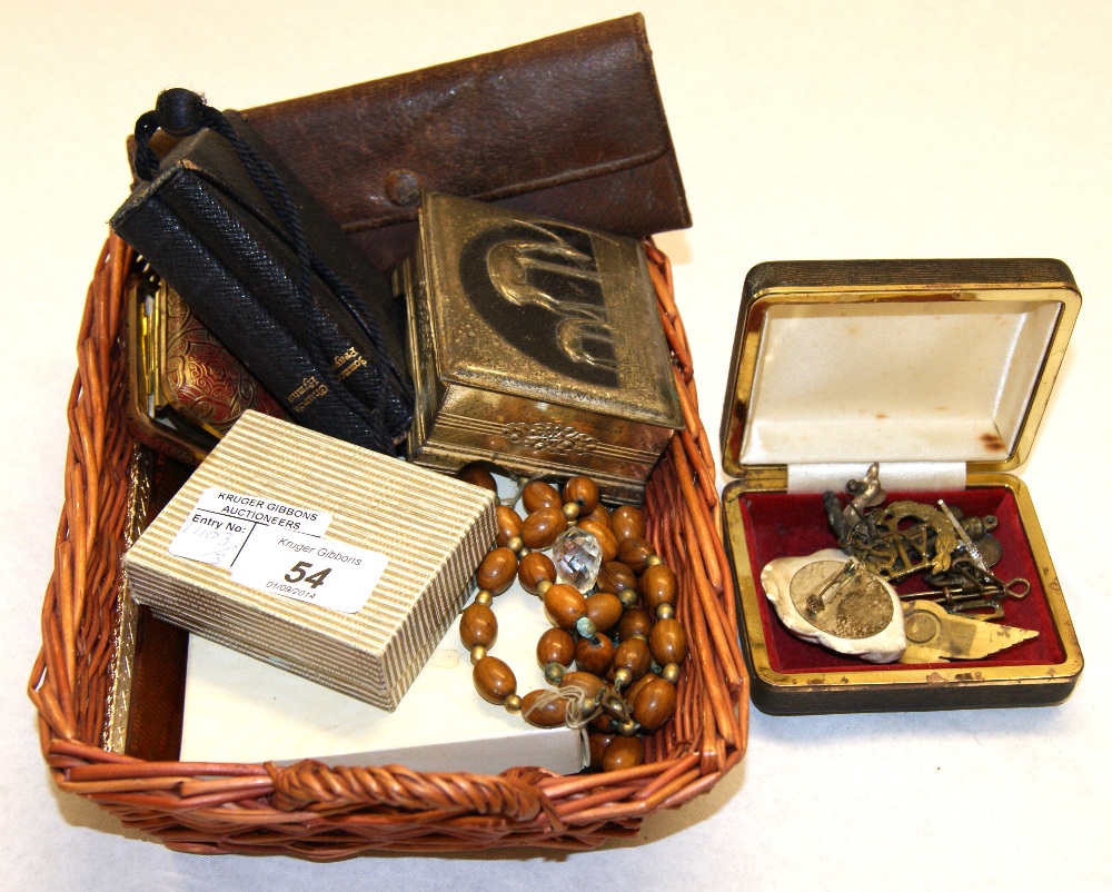 Small sundry lot, to include costume jewellery, buttons etc.