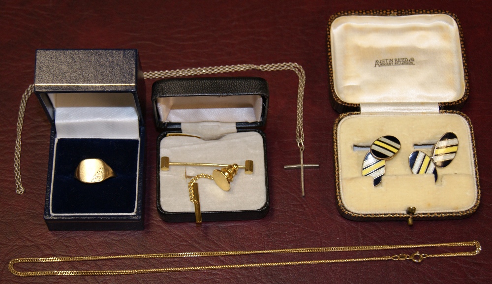 Gentlemen's jewellery and accessories, to include enamelled white metal Art Deco cufflink's, 9ct