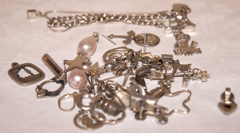 Quantity of assorted silver items to include chains, pendants and earnings. Total approximate weight