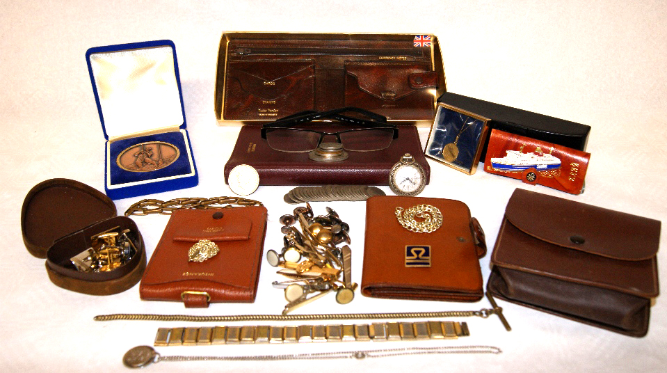 Vintage gentleman's accoutrement lot, to include collar studs, cufflink's, wallets etc.