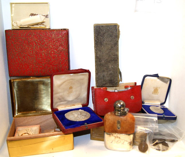 Collectors' lot, to include 9ct gold rings, gentleman's cufflinks, cased opera glasses,