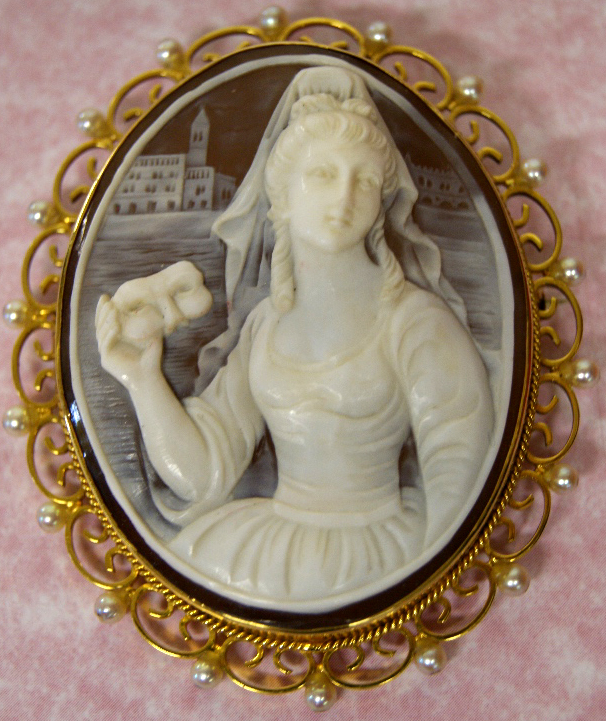 Excellent quality large carved cameo, Italian Renaissance figural scene. 9ct yellow gold and seed