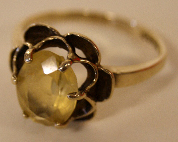 9ct yellow gold ladies dress ring, set with a single well cut citrine. Stamped .375 to the shank.