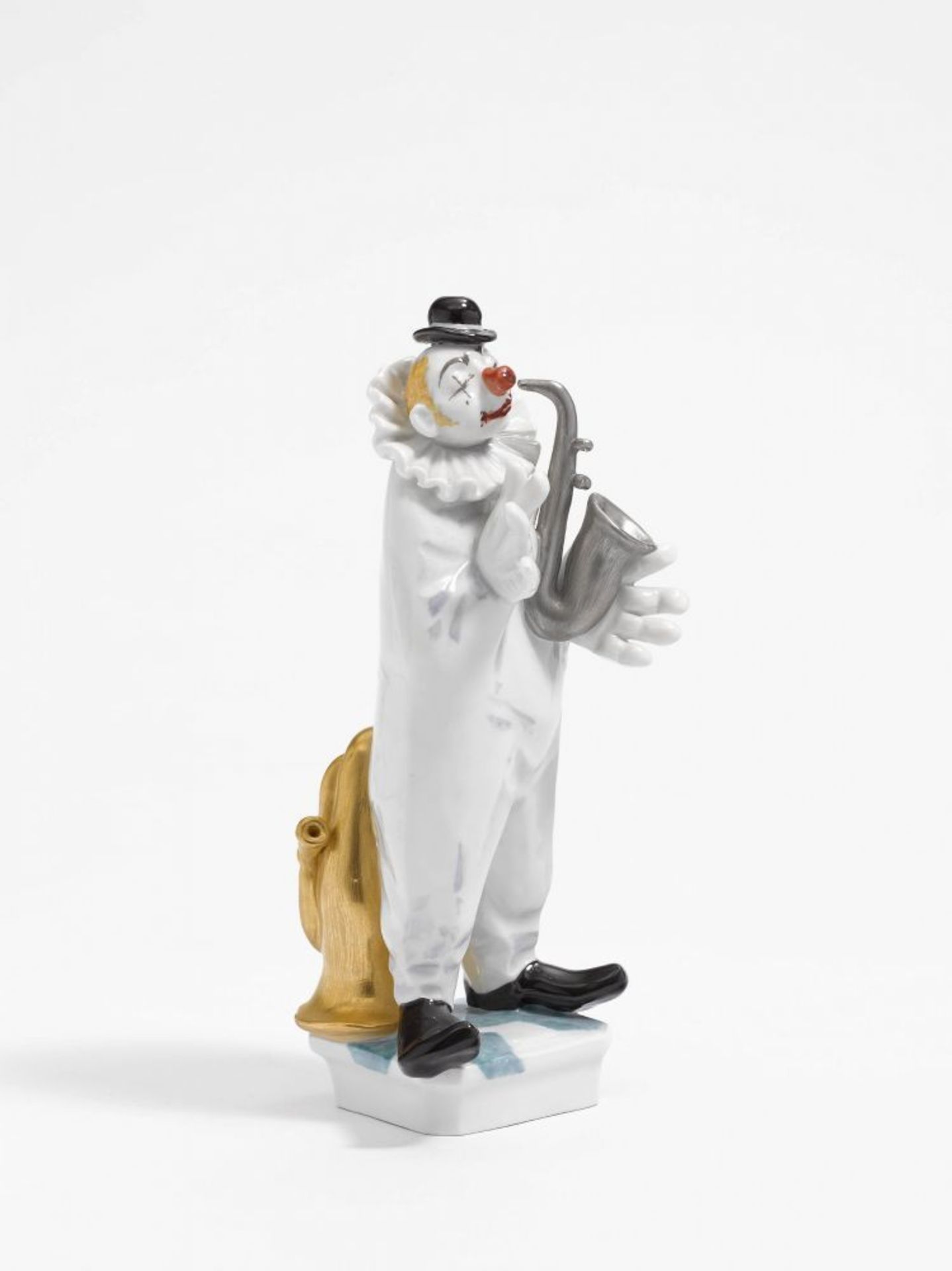 "Clown mit Saxophon und Tuba" Meissen, Entwurf Peter Strang, 1987   Porzellan, farbig bemalt.