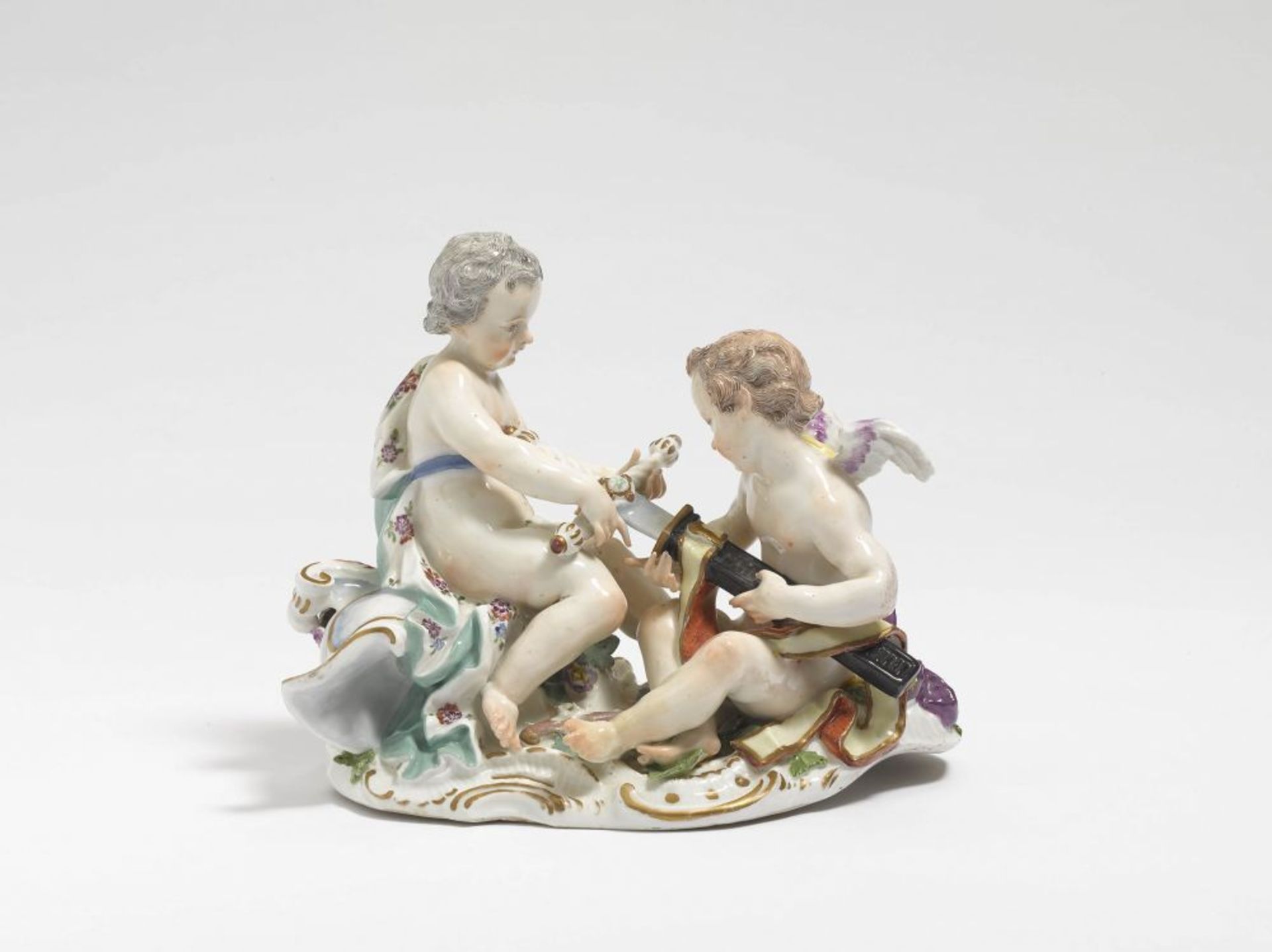 Allegorische Amorettengruppe "Der Krieg" Meissen, 2. Hälfte 18. Jh.   Porzellan. Farb- und