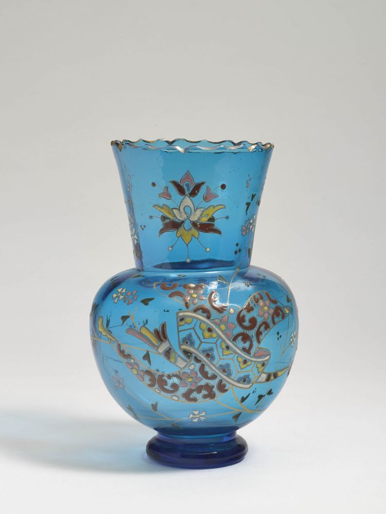 Vase Auguste Jean, um 1890   Blau getöntes Glas. Balusterförmig, leicht facettierter Hals mit