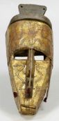 Dan Kran Maske Holz mit Messingbeschlägen. H. 35 cm. Schmale Ritualmaske mit dekorativem Beschlag.