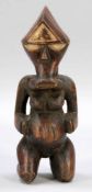 Bambara Ahnenfigur Wohl Mali/Westafrika. Holz. H. 42 cm. Knieende weibliche Figur aus