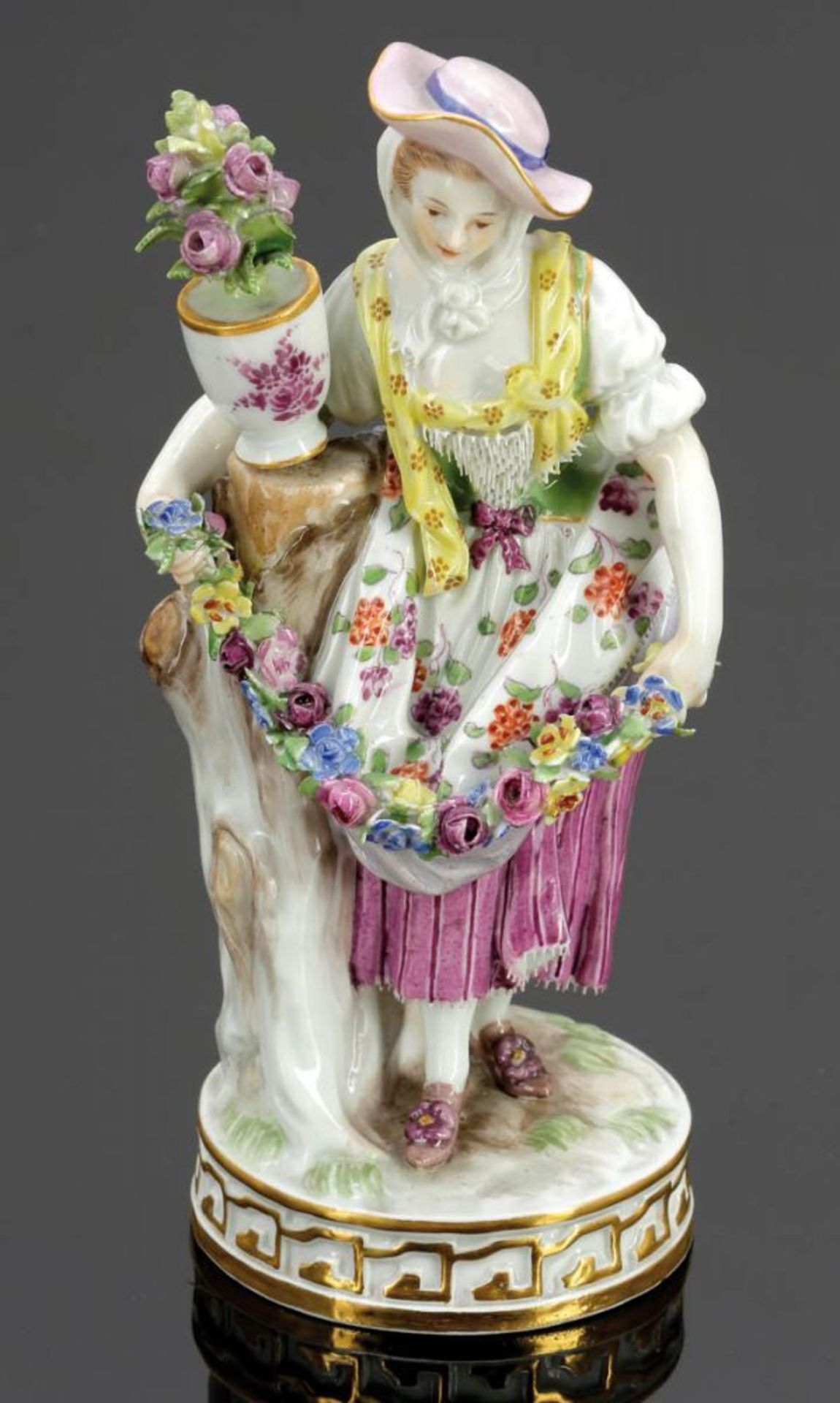 Gärtnerin mit Blumengirlande Königliche Porzellan Manufaktur, Meissen um 1850. Porzellan, weiß,