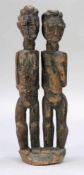 Baule Doppelfigur Elfenbeinküste/Westafrika. Holz. H. 47 cm. Auf einem Sockel stehende Schnitzarbeit