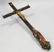 Kruzifix 20. Jahrhundert. Holz, geschnitzt. Blei. 83 x 38 cm. - Zustand: Arme der Christusfigur
