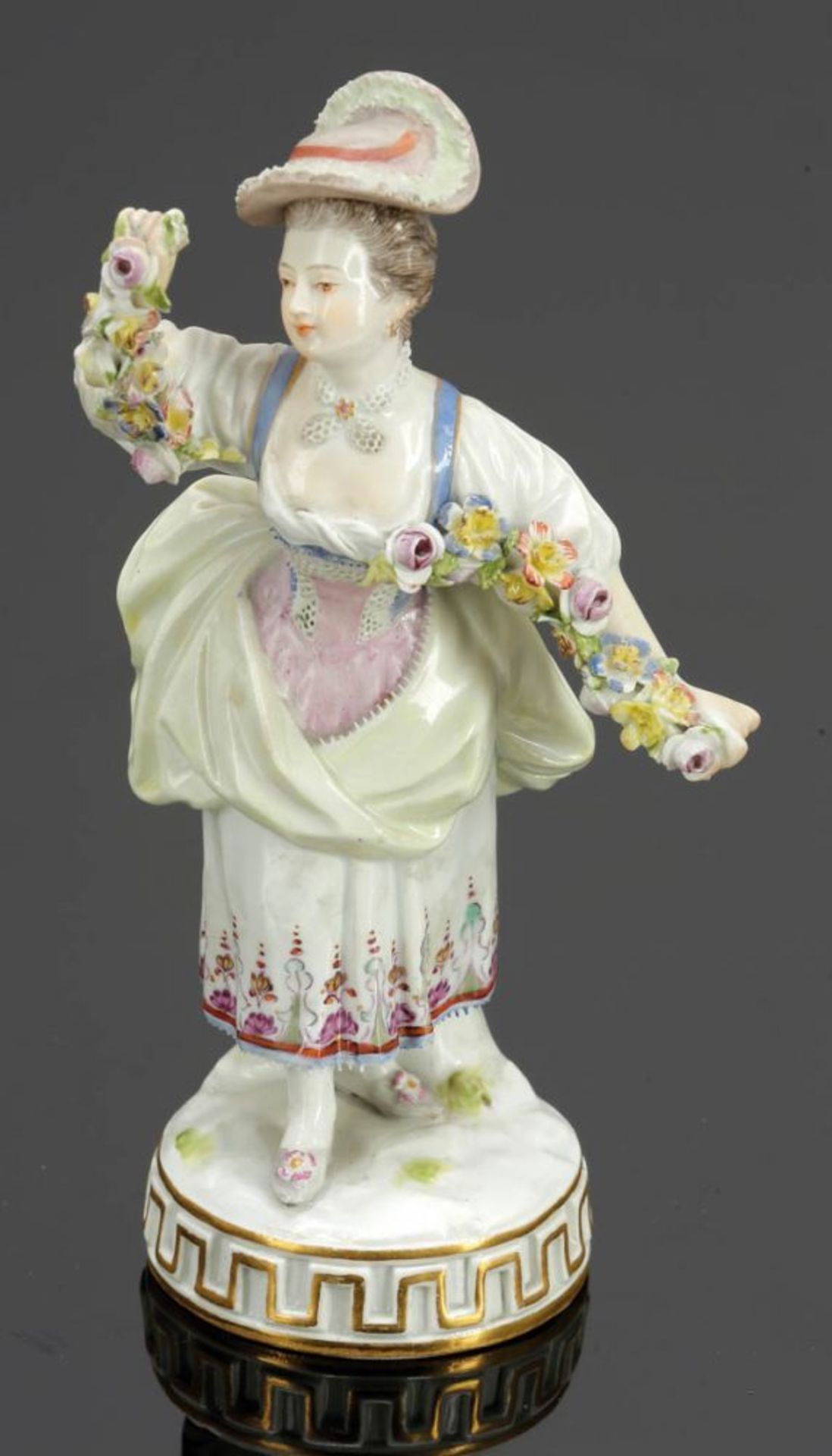Gärtnerin tanzend Königliche Porzellan Manufaktur, Meissen um 1850. Porzellan, weiß, glasiert.