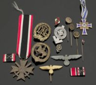 Konvolut Orden/Auszeichnungen Deutschland 1933-45. Buntmetall. Stoff. 1 Kriegsverdienstkreuz mit