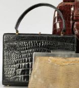 Handtasche mit Henkel Schwarzes Krokoleder. 18 x 25 x 7 cm. Innen auf Reissverschluss bez.: Gero.