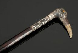 Spazierstock London, um 1900. 925er Silber. L. 95 cm. Griffstück als Vogelkopf, darunter Rankenwerk.