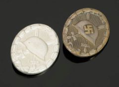 2 Verwundetenabzeichen in Silber Deutschland. Buntmetall. 4,4 x 3,6 cm. Nadel. Ein Abzeichen mit