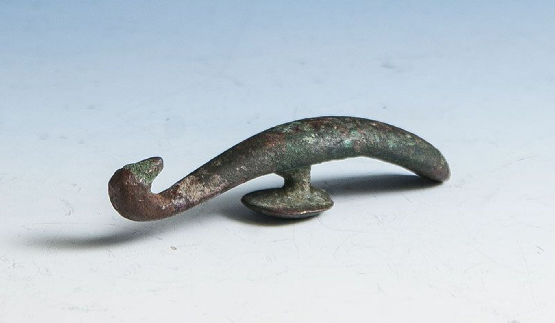 Bronze-Fibel, China, Han-Dynastie, der Knopf mit Siegelmarke. L. ca. 7 cm.    Mindestpreis: 100