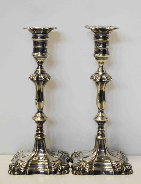 Zwei Tischkerzenhalter, Metall versilbert, 19. Jahrhundert, auf flachem, vierkantigem floral-