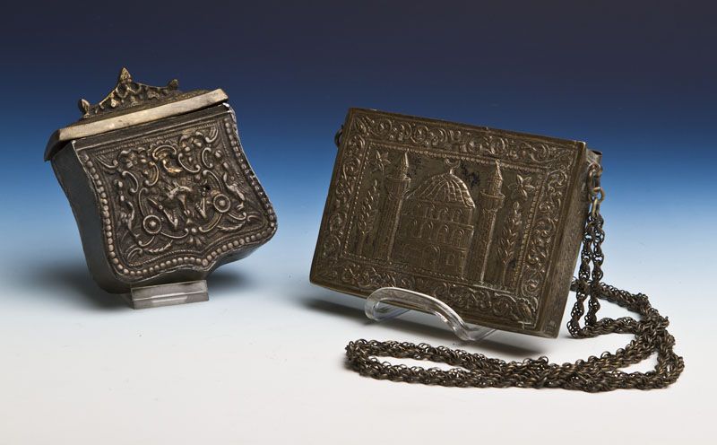 2 Pulver- bzw. Patronenbehältnisse, wohl osmanisch, 19. Jahrh. aus Metall m. geprägtem Zierrat.