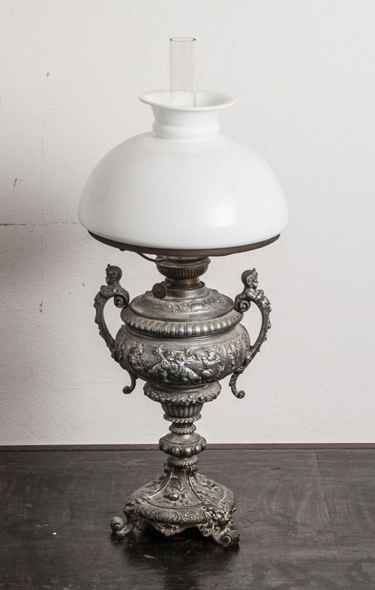 Petroleumlampe, Zinnguß um 1880/90, üppige Verzierung, weißer Glasschirm, Originalzustand.
