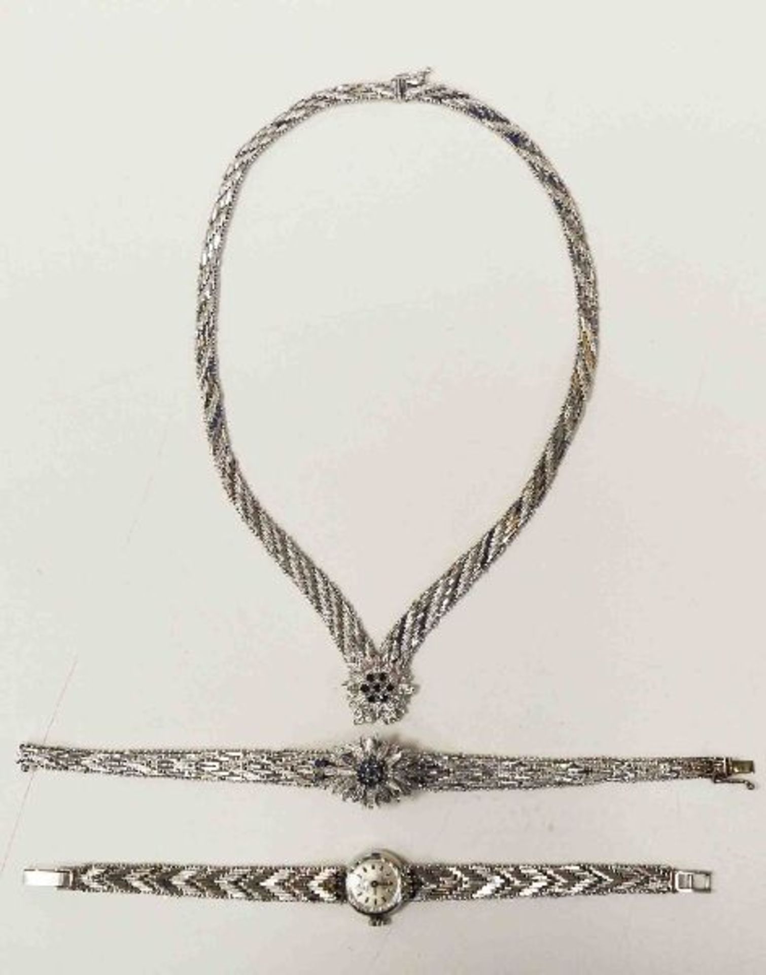 Schmuckset, 3-tlg., Silber m. Saphirbesatz: 1 Collier, 1 Armband, 1 Damenarmbanduhr. Ca. 90 Gramm.