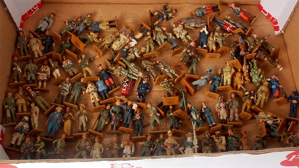 Del Prado, 1/30 scale white metal WWI and WWII military figure group, all figures are loose and