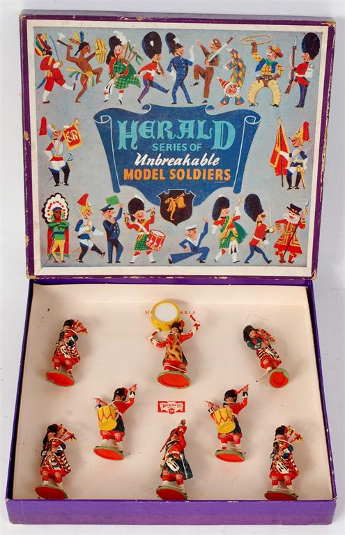 Herald Models, Scottish Highlanders marching band set, 8 figures comprising conductor, bass drum,