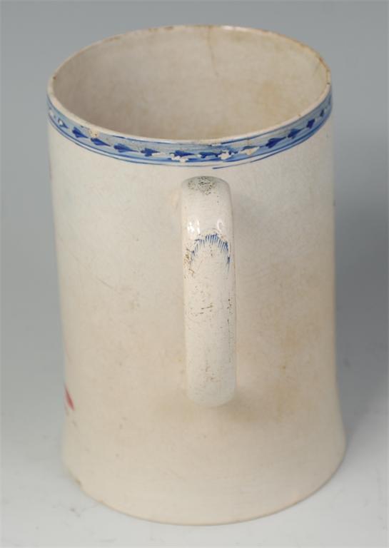 A late 18th century rare theatrical English creamware tankard, transfer printed in puce with Mr - Image 4 of 5