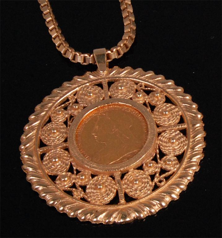 A late Victorian gold full sovereign, 1900, in 9ct gold pendant mount, pierced with gadrooned