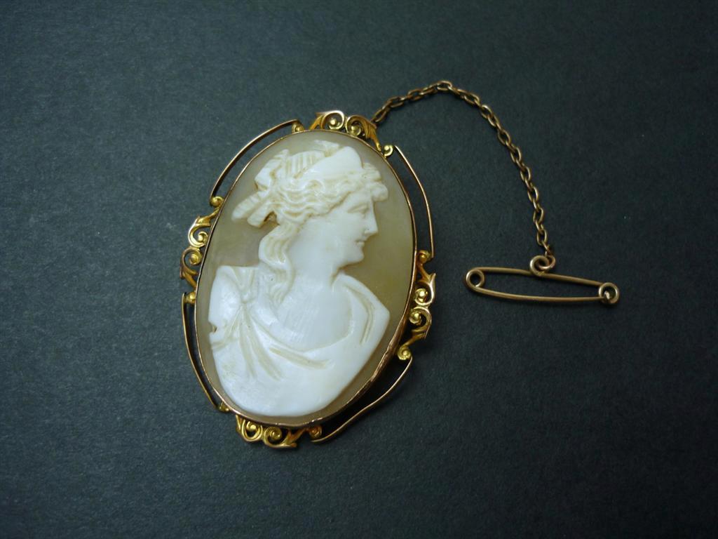 A Victorian 9ct gold mounted shell cameo brooch, the oval cameo depicting the profile bust of a