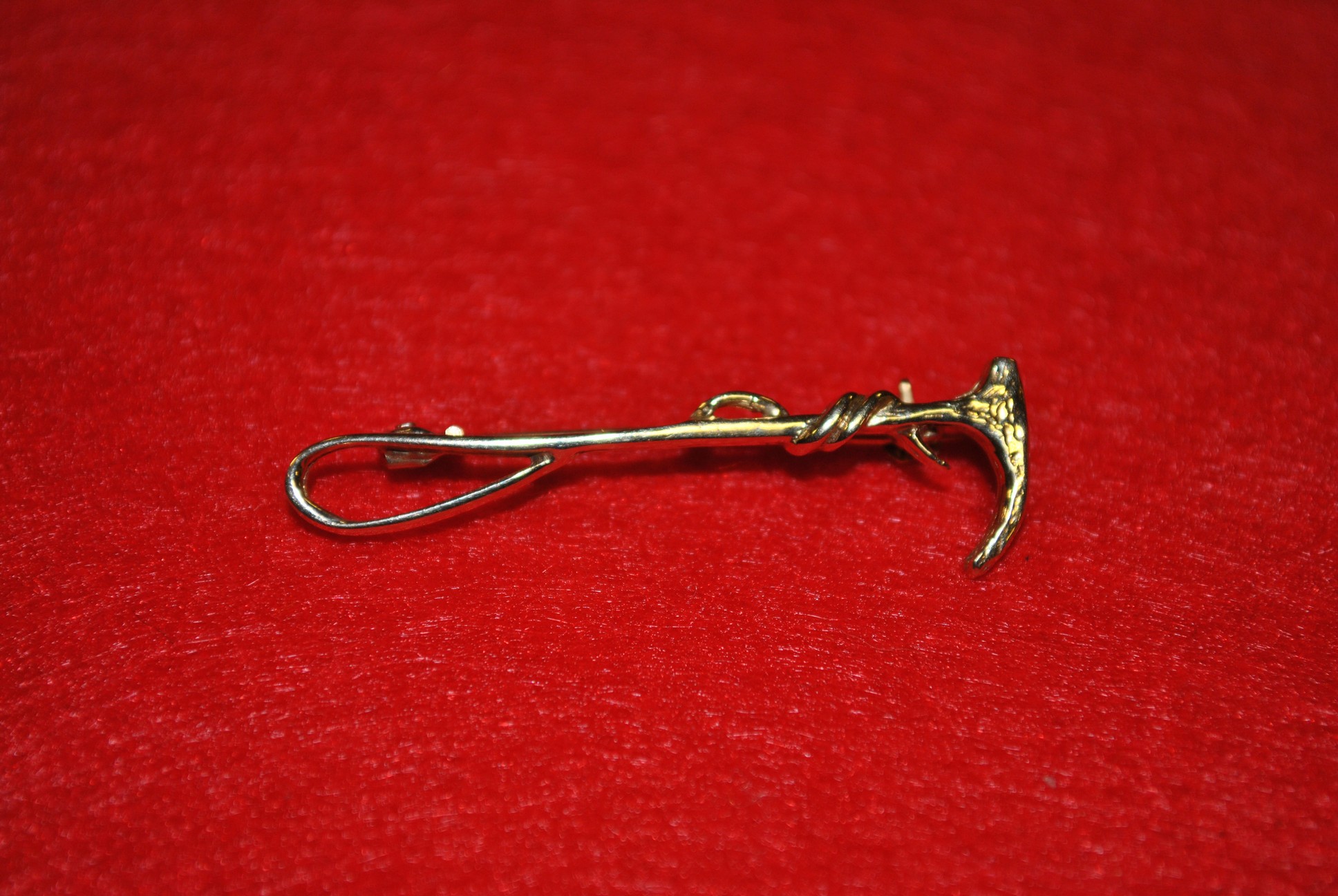 Antique Gold Stock Hunting Brooch