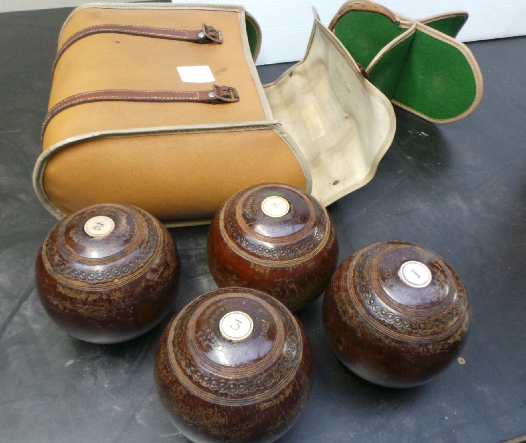 Set of 4x Lawn Bowls in Bag