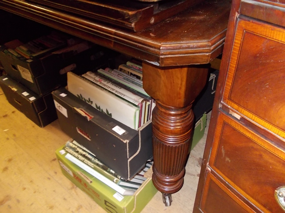 Late Victorian wind-out extending dining table with two extra leaves raised on turned reeded