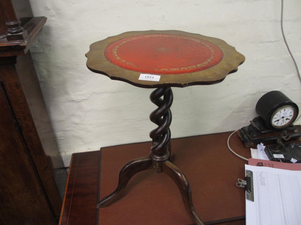 Early 20th Century mahogany pedestal wine table on cabriole pad supports