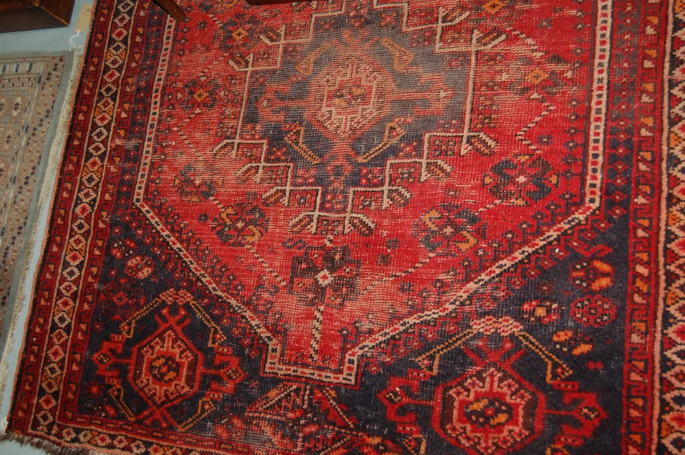 Shiraz rug with all-over hooked medallion design and multiple borders, 5.5ft x 4ft